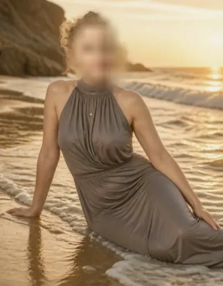 Amira, 40