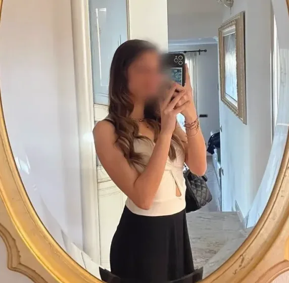 Büsra, 19