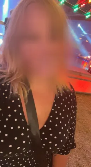 Büsra, 28