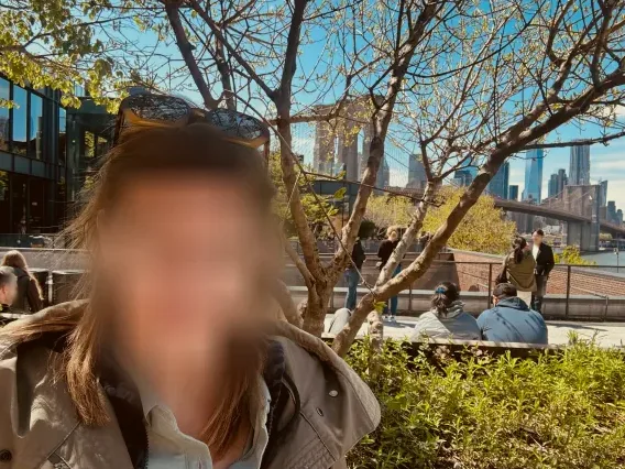 Claudia, 39