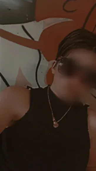Lara, 23
